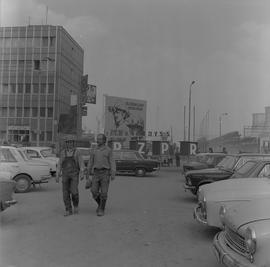 plakaty propagandowe na terenie budowy Huty Katowice