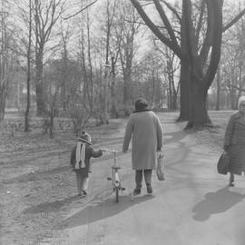 Spacer z babcią przez park