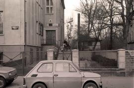 Dzieci wychodzące z przedszkola