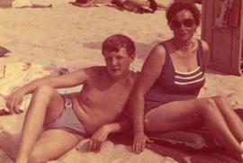 Mieczysław Piotrowski z matką na plaży