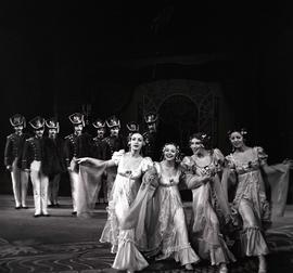 Spektakl pt. "Kram z piosenkami" w Teatrze Polskim - Obraz 3 Kłopot z żołnierzami